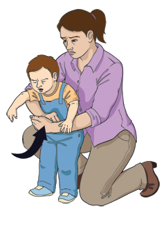 Niño pequeño de pie con una mujer arrodillada detrás de él. El puño de la mujer está sobre el abdomen del niño y la otra mano sobre el puño. Una flecha muestra que la mujer está presionando el abdomen del niño con el puño.