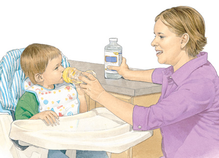 Imagen de una mujer que administra una solución de rehidratación oral a un niño pequeño en una sillita para bebé, usando un biberón.
